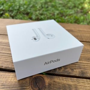 Apple AirPods 2nd Generation Wireless Earbuds - Lightning charging case